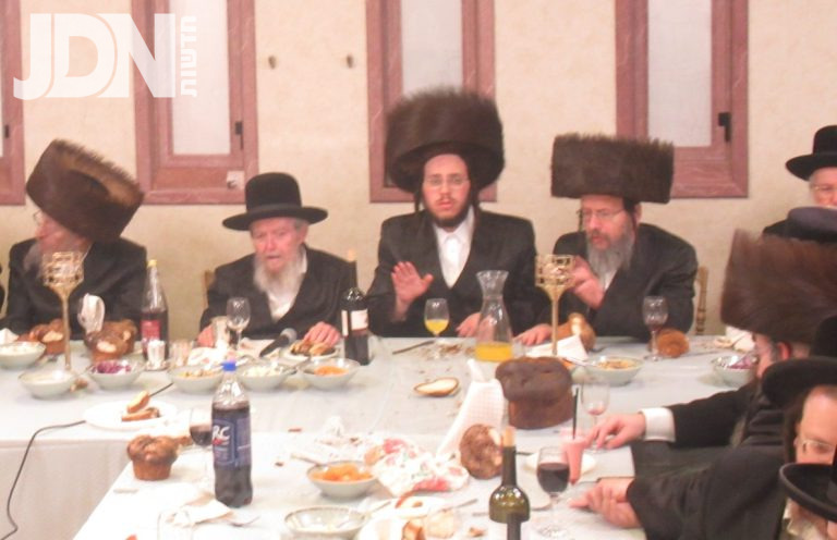 שבע ברכות לבת גאב''ד זוועהיל עם נכד הגר''י באבד וואדמו''ר מנדבורנא לונדון צילום א