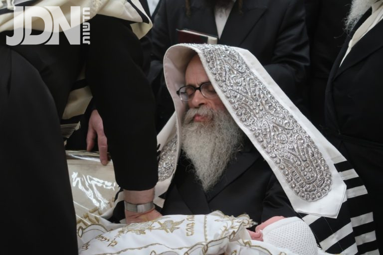 שמחת הברית לנכד האדמו''ר מצאנז זוועהיל (1)