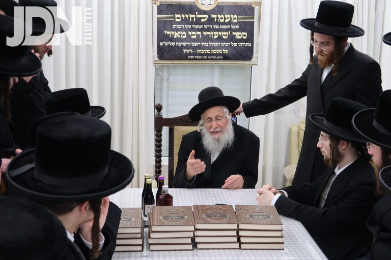 שמחת חג  ומעמד לחיים לחברי המערכת במעונו של ראש ישיבת עץ חיים ד'באבוב צילום מ