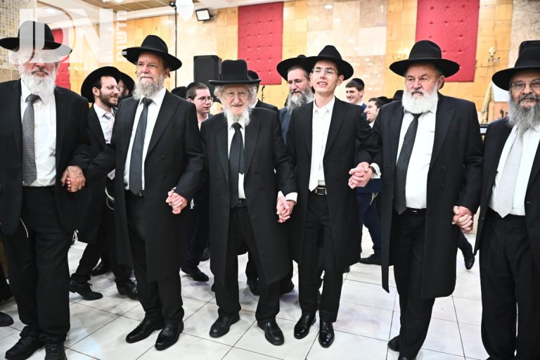 שמחת נישואי נכד הג''ר אריה לוי חבר מועצת גדולי התורה עם נכדת הגרי''ד שפירא צילום שוקי לרר (27)