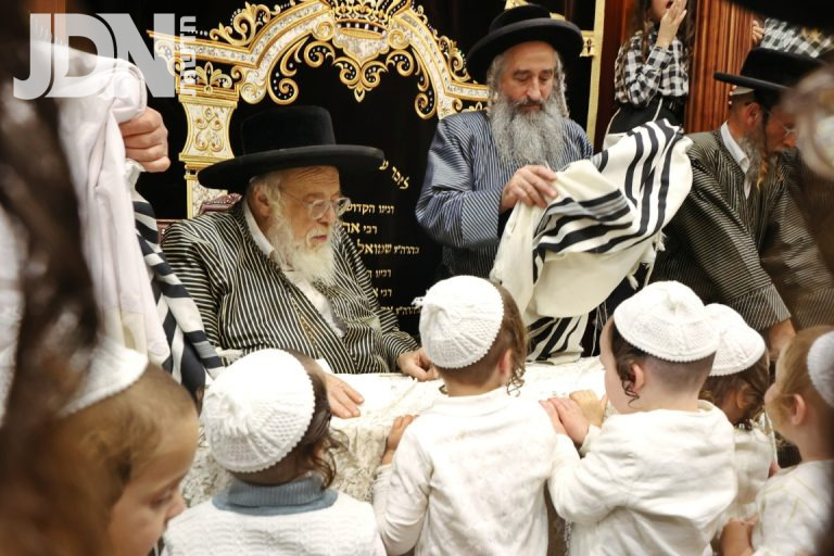 תחילת לימוד אותיות בחיידר תולדות אהרן בבית שמש צילום יעקב לדרמן (25)