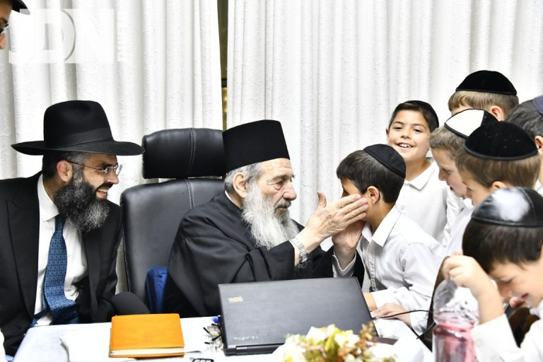 תלמידי ת''ת חזון מאיר ובית ישראל בירושלים עלו למעונם של גדולי ישראל צילום שוקי לרר (6)