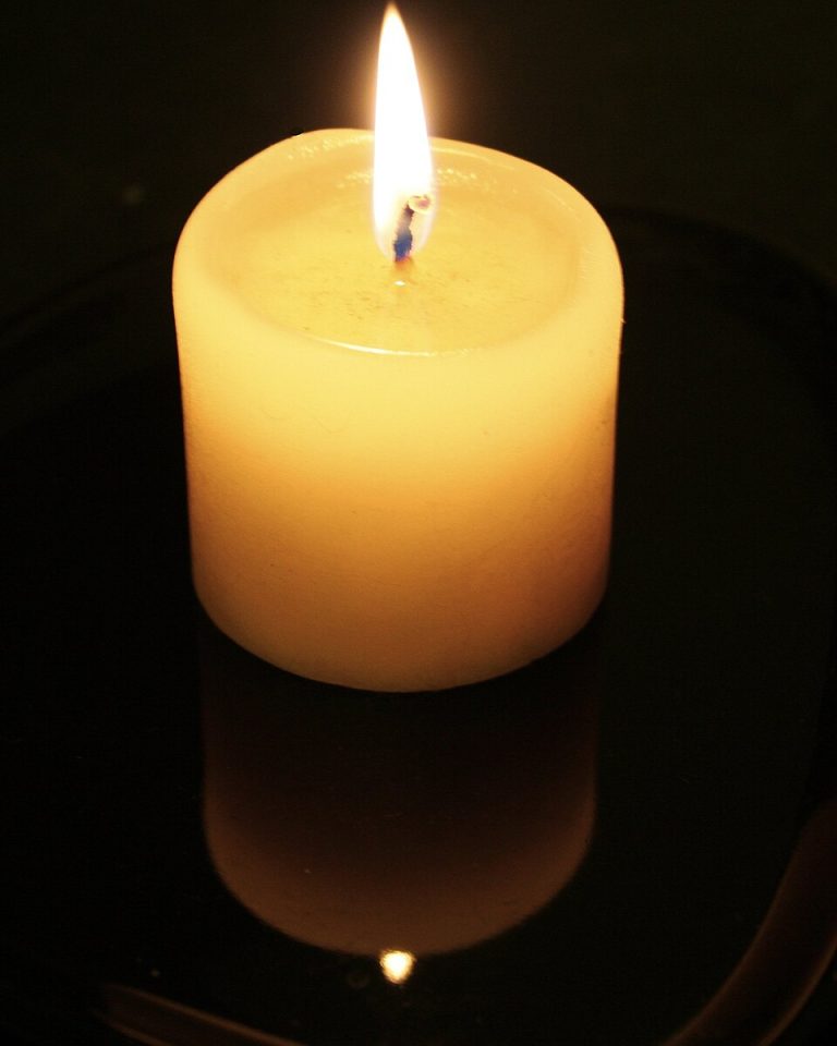 960px-Candle-flame-and-reflection
