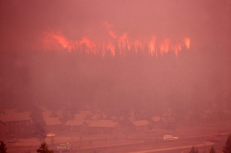 Firestorm_approaches_Old_Faithful