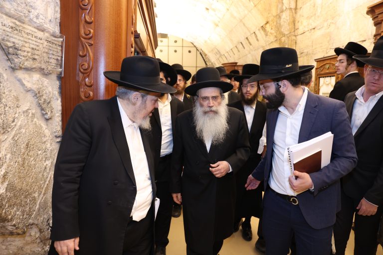 ביציאה מתפילה על תורמי כולל טהרות בכותל המערבי אשתקד