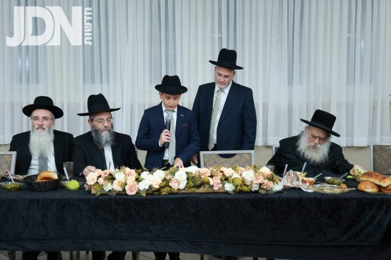 בר המצווה לבן נציג 'דגל התורה' בקריית אתא הרב אלקנה ויסנשטרן צילום שמואל שנקר (21)