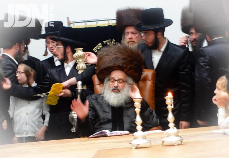 האדמו''ר מוויזשניץ בי''ש שבת לראשונה בקרב חסידיו בעמנואל צילום מ.ש