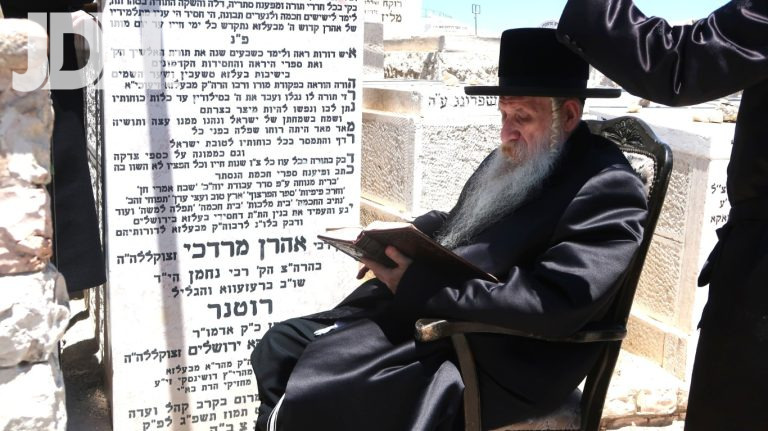 האדמו''ר מטשארנאביל בתפילה בציון חמיו הגרא''מ רוטנר צילום שימי פ