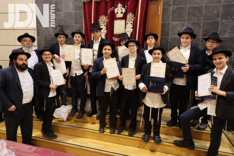 חלוקת הפרסים ומסיבת סיום של החדר ליובאוויטש בניהולו של הרב לוי יצחק אזימוב, בבית הכנסת בית חיה מושקא (19)