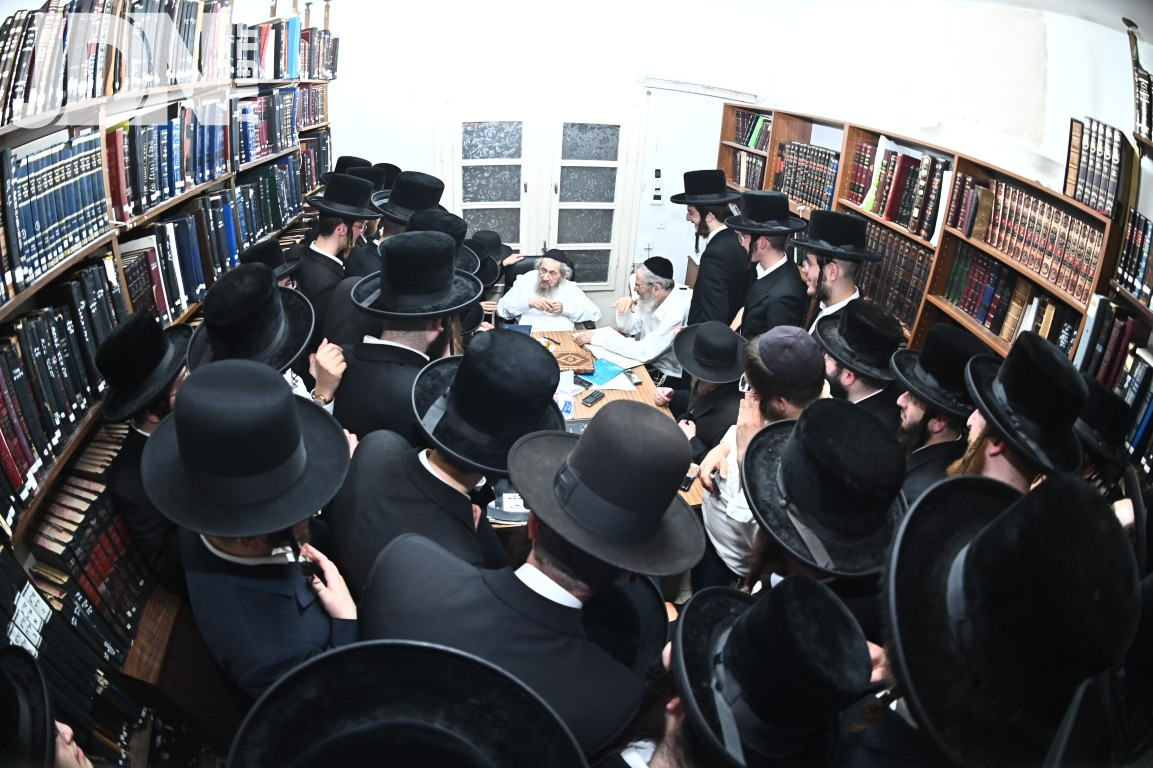 ישיבת קדושת מרדכי נדבורנה בפילפולא דאוריתא עם מרן הגר