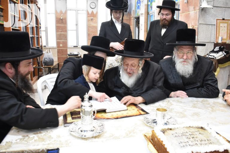 לימוד א'ב' לבן נין האדמו''ר מנאראל צילום יהודה פרקוביץ (5)