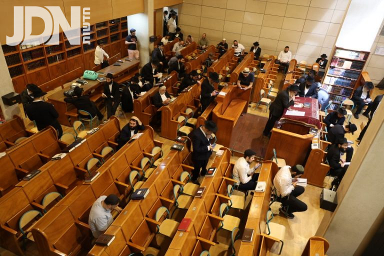 צום תשעה באב תשפ״ו בבתי הכנסת ובתי חב״ד בפריז והסביבה (44)