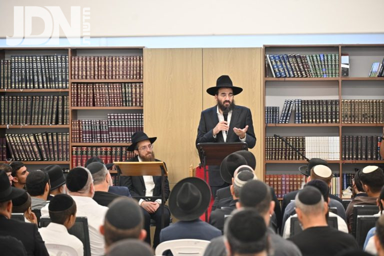 רבי פנחס אבוחצירא בשיחת חיזוק לרגל ימי בין המצרים בעפולה צילום ש.פ
