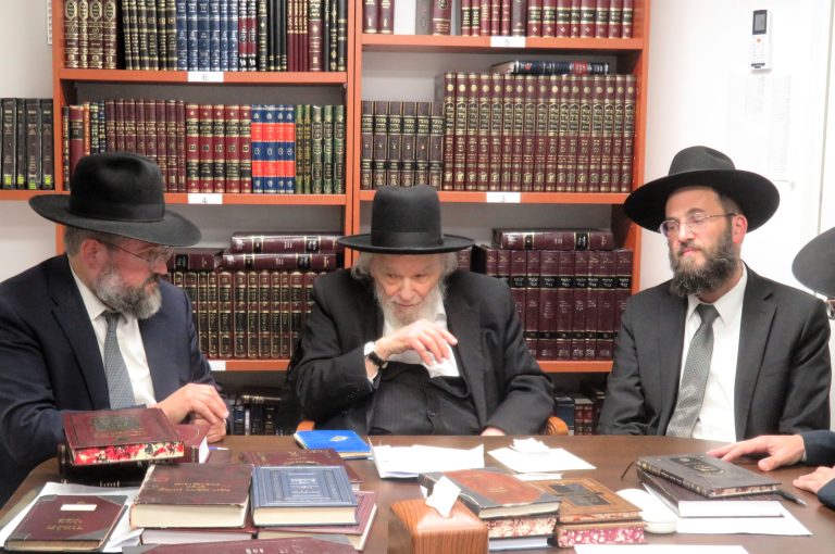 רבני הקהילה החרדית בנתניה בהתיעצות אצל הגרמה הירש - ארכיון