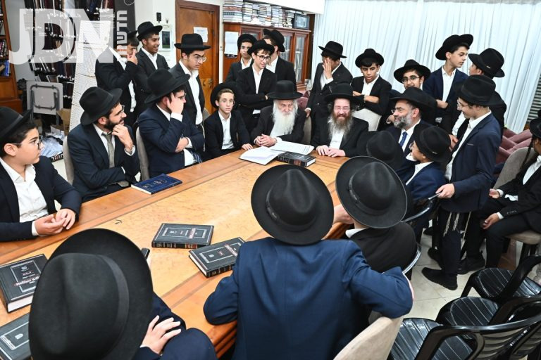 תלמידי סוכת דוד מירושלים העולים לישיבה קטנה עלו לבתיהם של גדולי ישראל בב''ב צילום שוקי לרר (2)