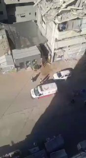 הפלסטינים מדווחים לפני זמן קצר על 4 הרוגים ו - 6 פצועים בתקיפת כטב"מ ישראלי על ג'יפ טוסון ליד בית הספר אלבראק במערב העיר...
