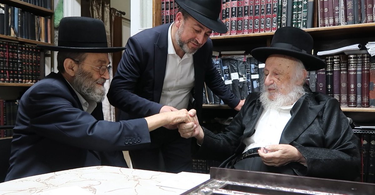 רבינו הגדול מרן ראש הישיבה הגרב״ד פוברסקי מברך את יו״ר דגל התורה ח״כ גפני ובנו אליהו לרגל שמחת נישואי הבת/הנכדה בשבוע הבא