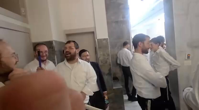 חוקרי הרשות לאכיפה במקרקעין הגיעו לביתו של הגאון הרב אהרן שטרן, רב שטיבלאך "זיו יהודה" בקריית הרצוג, כדי לזמנו לחקירה. עשרות מאברכי הקהילה הוזעקו למקום וקיימו תפילת מחאה